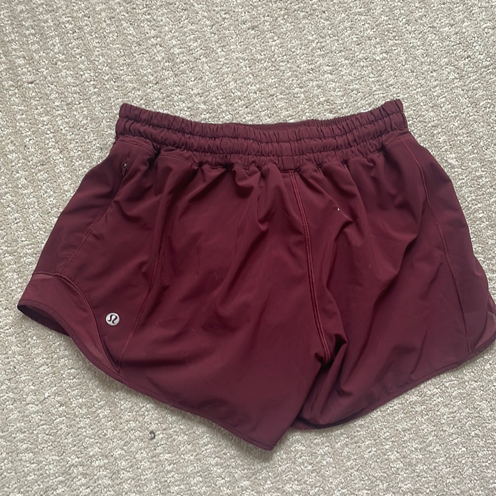 Lululemon low rise four inch hotty hot shorts